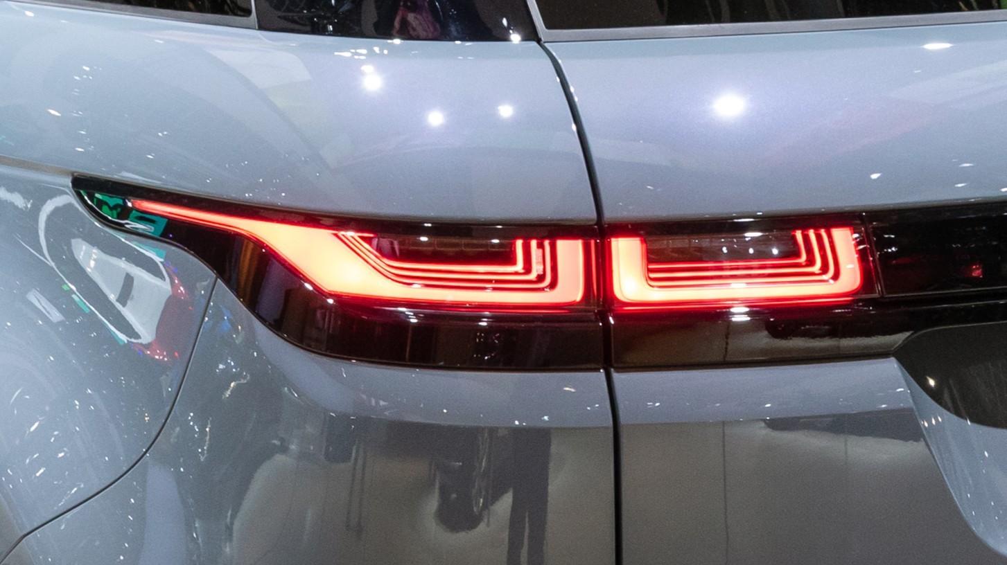 Long flat brake light