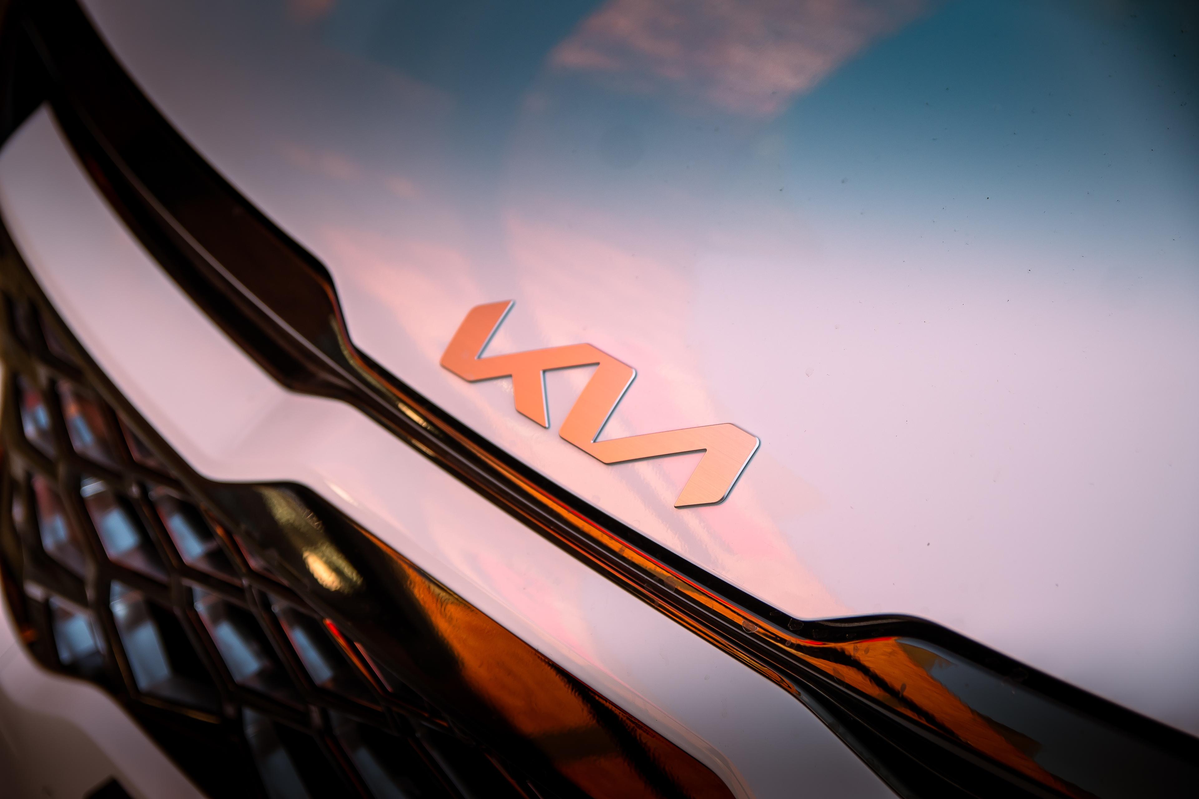 Primer plano Kia logo en capot
