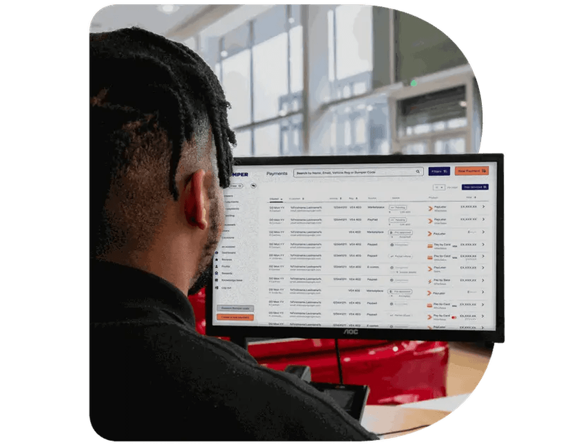 Advisor at service desk