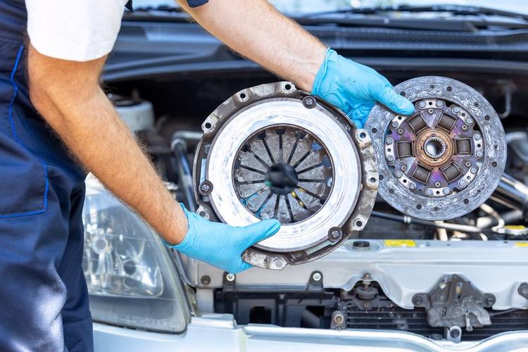 Bad Clutch Symptoms: A Guide For UK Drivers | Bumper